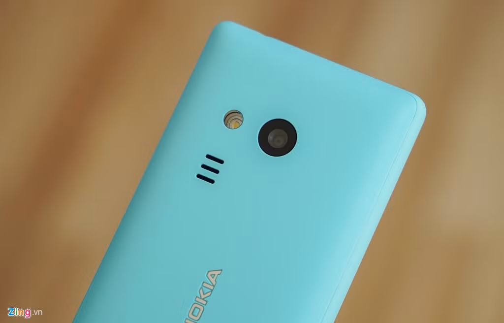 Mặt lưng máy khá đơn giản và hai cạnh được bo cong nhẹ để cầm gọn hơn.