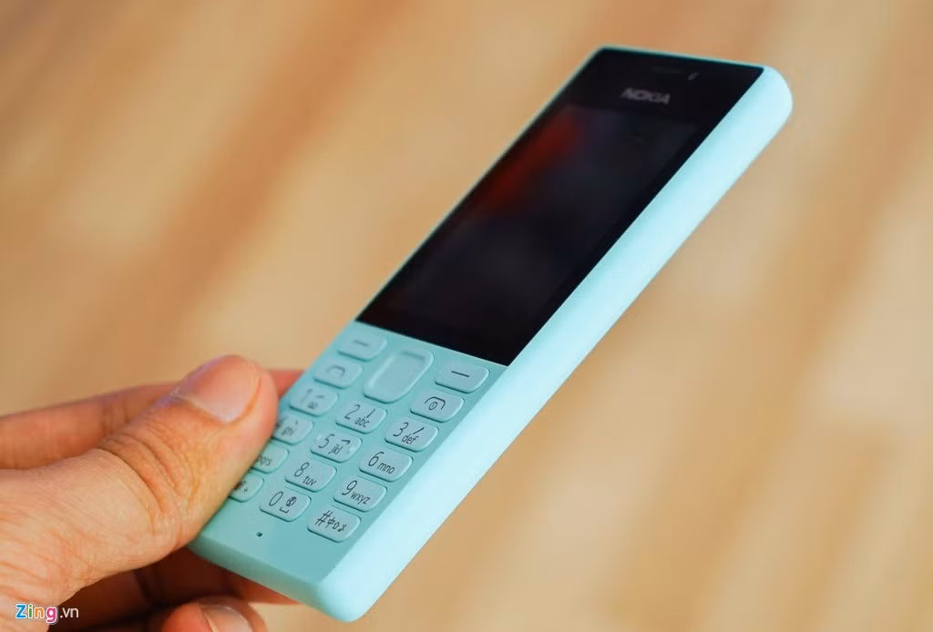 Nokia 216 tương đối mỏng so với các mẫu di động cơ bản hiện có trên thị trường.