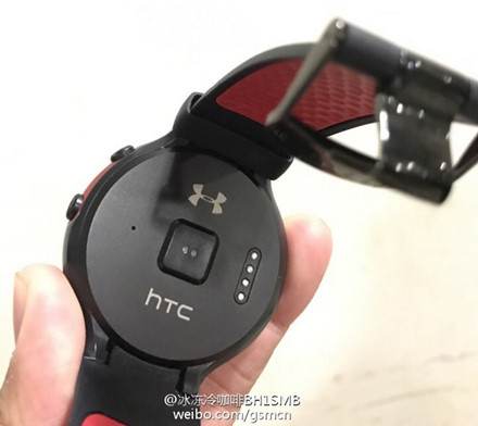Mặt lưng của chiếc đồng hồ này có logo Under Armour. Những “bộ cánh” khác của smartwatch HTC này, như dây đeo, mặt đồng hồ và các phụ kiện khác đều do đối tác của HTC, Healthbox, làm nên và hiện nay hệ thống những sản phẩm thể thao của hãng này cũng đã được bày bán.