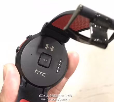 Mặt lưng của chiếc đồng hồ này có logo Under Armour. Những “bộ cánh” khác của smartwatch HTC này, như dây đeo, mặt đồng hồ và các phụ kiện khác đều do đối tác của HTC, Healthbox, làm nên và hiện nay hệ thống những sản phẩm thể thao của hãng này cũng đã được bày bán.