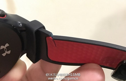 Từ những hình ảnh này, ta còn biết được HalfBreak có một màn hình hiển thị nhịp tim, và có cổng sạc khá đặc biệt.