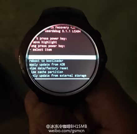Hình ảnh của HalfBreak không có thông tin về ngày tháng mà nó được chụp, chính vì vậy, ta không biết rằng đây là một mẫu đã bị loại bỏ, hay là những hình ảnh rò rỉ của một thiết bị sắp được lên kệ.
