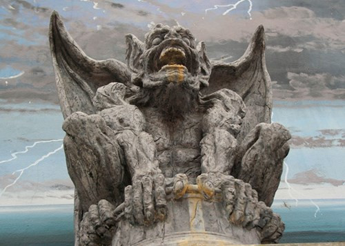 Gargoyle là một quái thú có đôi cánh dơi, gắn với huyền thoại được lưu truyền trong dịp Halloween từ thời trung cổ. Theo huyền thoại này, Gargoyle là một quái vật tàn ác chuyên reo rắc tai họa cho dân lành. Sau khi bị các hiệp sĩ giết chết, đầu của nó vẫn có khả năng phun lửa và được treo bên ngoài một nhà thờ để dọa các loài yêu ma.