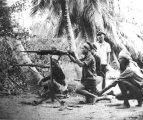 Du kích Nam bộ với súng đại liên thu được của Pháp. Ảnh tư liệu.