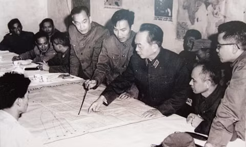 Đại tướng Võ Nguyên Giáp duyệt kế hoạch đánh B-52. Ảnh tư liệu.