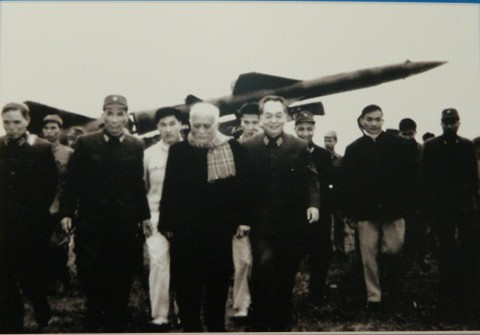 Đại tướng cùng Bác Tôn thăm một trận địa tên lửa. Ảnh tư liệu.