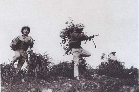 Một đơn vị luyện tập hưởng ứng phong trào "Cờ Ba Nhất". Ảnh chụp từ sách ảnh Đại tướng Nguyễn Chí Thanh.