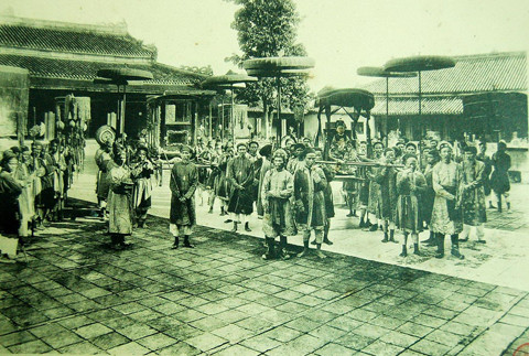 Một cảnh sinh hoạt trong cung với vua trẻ Duy Tân trên kiệu. Ảnh: Internet.