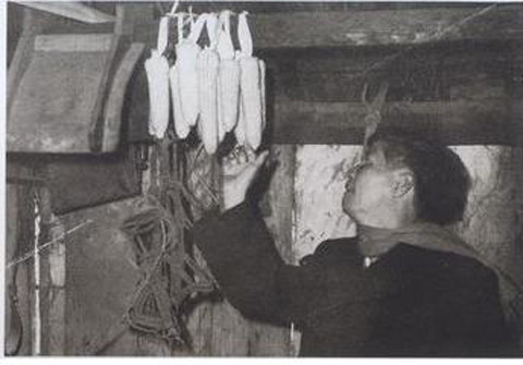 Tướng Nguyễn Chí Thanh xem ngô giống một gia đình ở Tây Bắc thời làm Trưởng ban Nông nghiệp TƯ. Ảnh tư liệu.