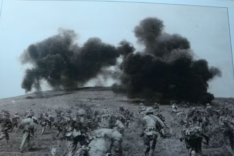 Bộ đội xung phong đánh đồi Him Lam, mở màn chiến dịch Điện Biên. Ảnh tư liệu.