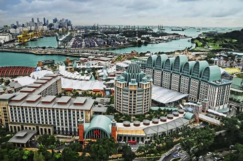 Khu nghỉ mát tích hợp trên đảo Sentosa, Resort World Sentosa có một casino, một công viên Universal Studios và công viên Marine Life.
