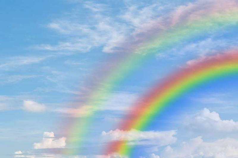 Tìm thấy điểm cuối cùng của cầu vồng: Theo truyền thuyết, nếu bạn tìm được điểm cuối của cầu vồng, bạn sẽ may mắn thấy được một kho báu ở đó. Nghe thì có vẻ điều này hiếm xảy ra song các chuyên gia trên trang Weather.com đã giải thích rằng: "cầu vồng được hình thành khi những giọt nước trong không khí khúc xạ hoặc bẻ cong ánh sáng mặt trời trong những điều kiện thích hợp. Tuy nhiên, nếu bạn tìm được một góc nhìn phù hợp bạn sẽ trông thấy điểm cuối cùng của cầu vồng". Điều đó cũng có nghĩa là mặc dù có thể trông thấy điểm cuối của cầu vồng song bạn không thể đến chỗ đó bởi khi bạn tiến gần đến thì nó dường như lại càng dịch chuyển ra xa. Các chuyên gia thời tiết cũng giải thích thêm rằng: "dựa vào cách bạn nhìn nó, cũng có thể có vô số điểm cuối của cầu vồng trên bầu trời khi gặp những điều kiện phù hợp. Có thể bạn đang đứng ở điểm cuối của một cầu vồng ngay lúc này"./.