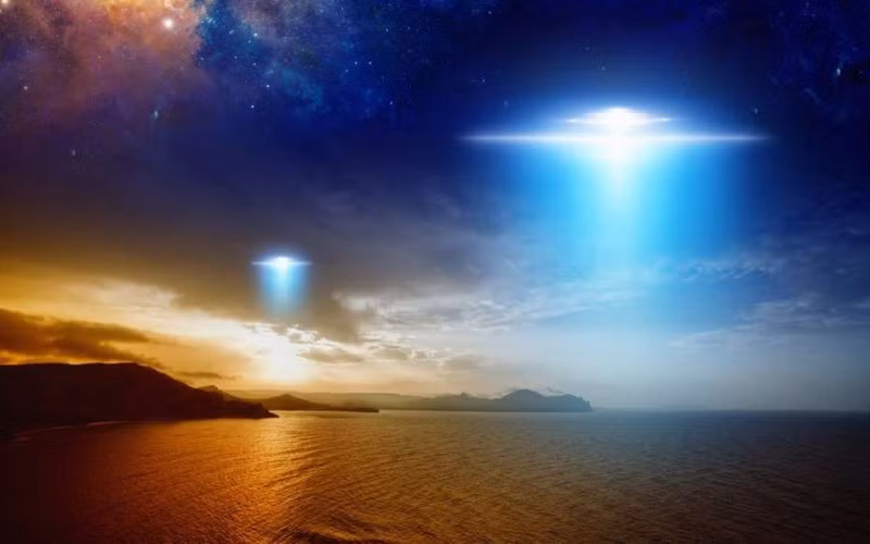 Nhìn thấy UFO: Nhìn thấy ma không phải là hiện tượng bí ẩn duy nhất mà nhiều người trải qua bởi từ năm 1947 - 1969, chính phủ Mỹ đã điều tra được 12.618 trường hợp nhìn thấy UFO. Mặc dù hầu hết trong số đó đều được giải thích là các hiện tượng liên quan đến thời tiết song 701 trường hợp xảy ra không thể lý giải được, Cơ quan Lưu trữ Quốc gia cho biết.