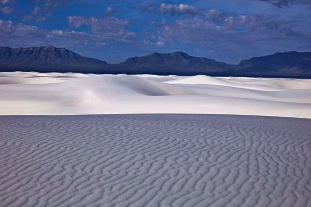Sa mạc Chihuahua nằm giữa Mỹ và Mexico. Phần sa mạc bên Mexico được ngăn cách bắng 2 dãy núi Sierra Madre Occidental và Sierra Madre Oriental. Hai dãy núi này ngăn cản hơi ẩm từ Vịnh Mexico và Thái Bình Dương vào khu vực. 