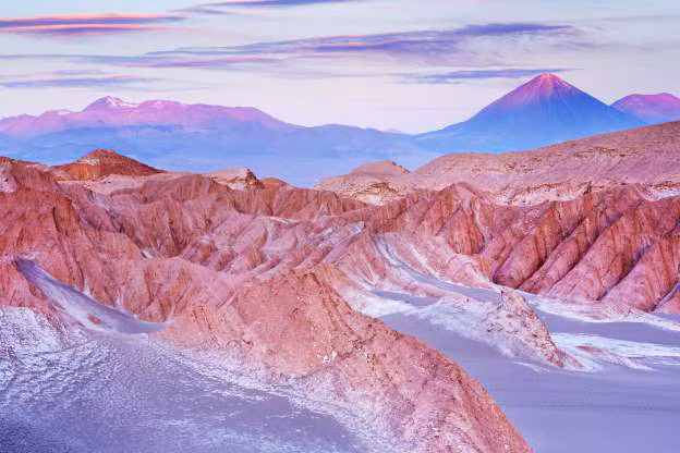 Atacama ở Chile là sa mạc khô cằn nhất trên thế giới với lượng mưa chỉ 15mm mỗi năm. Các mẫu đất đá ở đây thường bị so sánh với đất trên Sao hỏa. Dù khô cằn nhất, nhưng ở một số điểm cao nhất của sa mạc này, người ta vẫn phát hiện có tuyết.