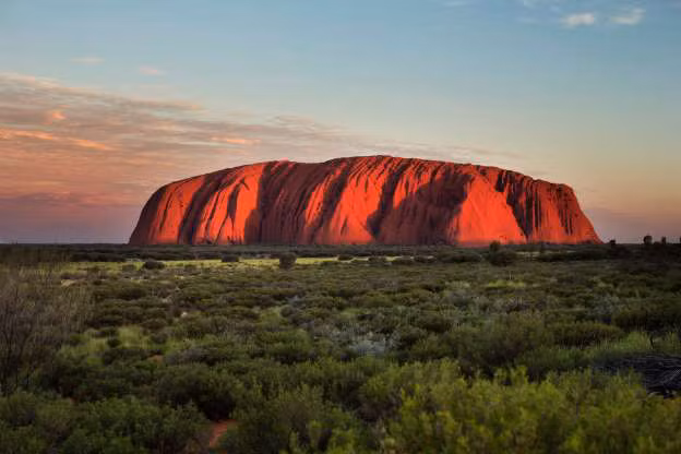 Sa mạc cát lớn ở Australia. Sa mạc lớn thứ 2 của lục địa này là nhà của các công viên quốc gia nổi tiếng: Công viên sông Rudall và công viên Uluru-Kata Tjuta. Trong đó, công viên Uluru-Kata Tjuta có núi đá Ayers (trong ảnh) là một thánh địa của người bản xứ.