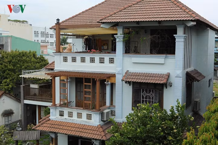 Nhìn từ bên ngoài, ngôi nhà của nguyên Chủ tịch UBND TP Đà Nẵng được thiết kế theo kiểu nhà mái thái hiện đại. Ảnh: VOV.