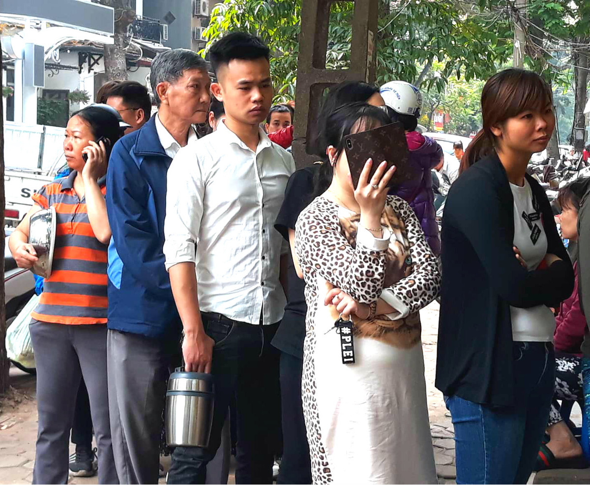 Nhiều khách hàng kiên nhẫn chờ, dù đã sắp đến giờ đi làm.