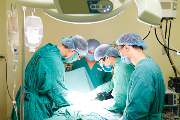 Kinh hoang nguc co gai tre chay xe qua cap quan, u moc nhu sung-Hinh-2