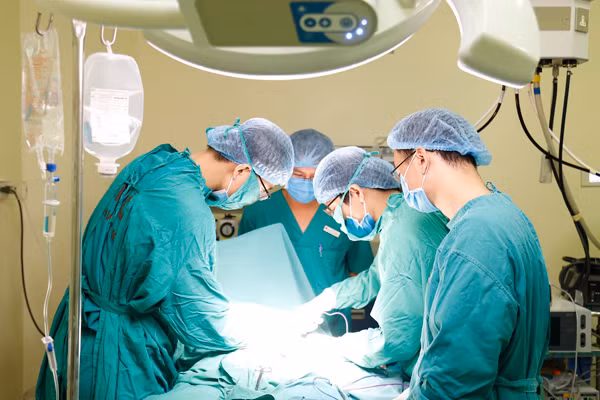 Kinh hoang nguc co gai tre chay xe qua cap quan, u moc nhu sung-Hinh-2