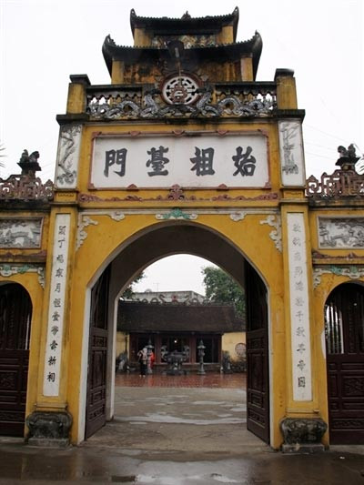 Cổng đền thờ Kinh Dương Vương có bốn chữ Hán đắp nổi Thủy tổ đài môn (cửa đền thờ Đức Thủy Tổ).