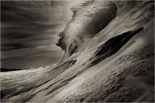 Mơ thấy sóng lớn là điềm sự nghiệp gặp khó khăn.