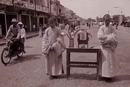 Phật tử đưa bàn thờ Phật xuống đường tranh đấu.