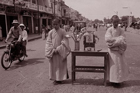 Phật tử đưa bàn thờ Phật xuống đường tranh đấu.