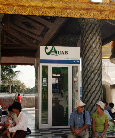 Một cột ATM trong chùa.