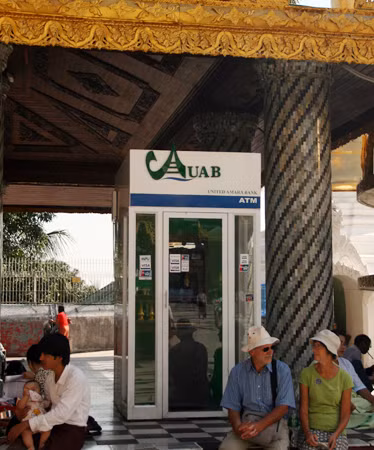 Một cột ATM trong chùa.
