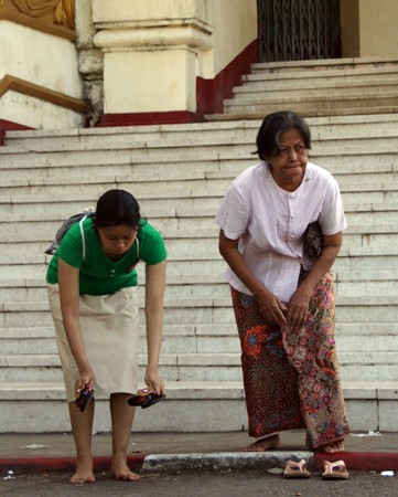 Mọi người vào chùa chỉ được phép đi chân trần.