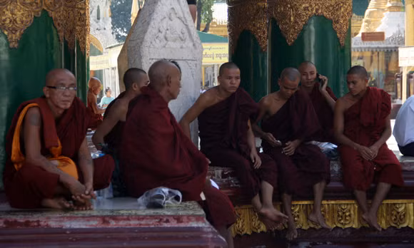 Các nhà sư ngồi nghỉ giải lao sau giờ làm lễ.