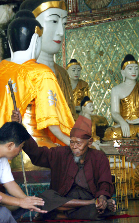 Một người hành nghề xem tướng số cho khách du lịch trong khuôn viên chùa.