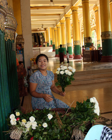 Một người bán hoa vào lễ chùa.