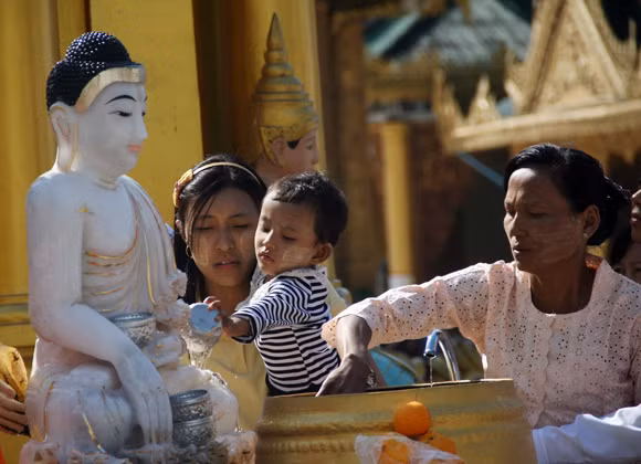 Người dân Myanmar tiếp xúc với các nghi lễ trong Phật giáo ngay từ nhỏ.