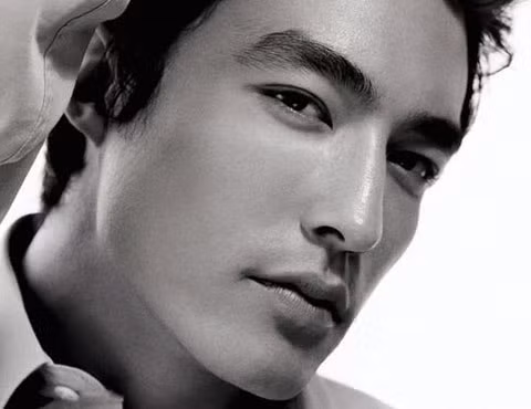 Người nam có đường vân đào hoa rõ rệt: Đường vân đào hoa ở vào vùng giữa con mắt.