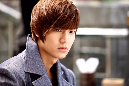 Nam tóc dài, mặt to: Người nam thuộc loại hình dạng này còn có đôi tai dựng cao, đôi lông mày nhỏ thanh và chiếc mũi sư tử, hai bên là hai đường lõm sâu, cổ ngấn vai bằng.