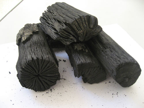 Sử dụng than củi: Những tác phẩm nghệ thuật bằng than củi sẽ là rất cần thiết để mang lại sự hài hòa cho căn nhà nếu nhà bạn có nguồn lửa như lò sưởi nướng, bếp ga... đặt ở hướng Tây hoặc Tây Bắc. Bạn cũng có thể cho than củi vào những chiếc bình đất nung và đặt gần nguồn lửa, than củi mang mệnh thổ nên có tác dụng kìm hãm hỏa.