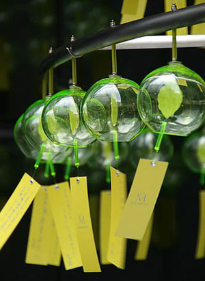 Sử dụng chuông gió: Các loại chuông gió được làm bằng gỗ hoặc kim loại sẽ giúp phân tán các luồng khí đi khắp căn nhà và tạo bầu không khí thư thái, dễ chịu. Để chuông reo tự nhiên, bạn có thể treo chuông ở cửa sổ, cửa đi, chúng sẽ tự rung lên khi gặp luồng gió.