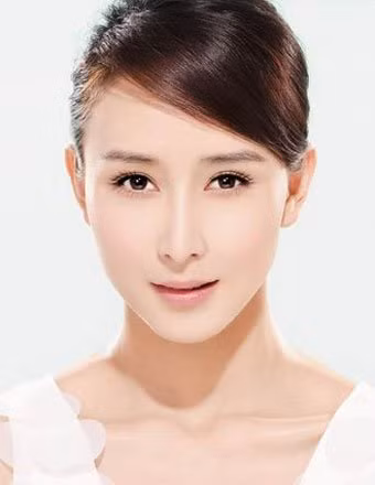 Hạ đình: từ nhân trung xuống đến cằm, ứng với Địa, xem cằm. Người có cằm đầy đặn, bằng phẳng, chỉnh tề thì số được giàu sang, phú quý và có nhiều bè bạn. Người có cằm nhỏ, nhọn, lệch thì cuộc đời truân chuyên vất vả và về già gặp nghèo khó, và ít có bạn bè.