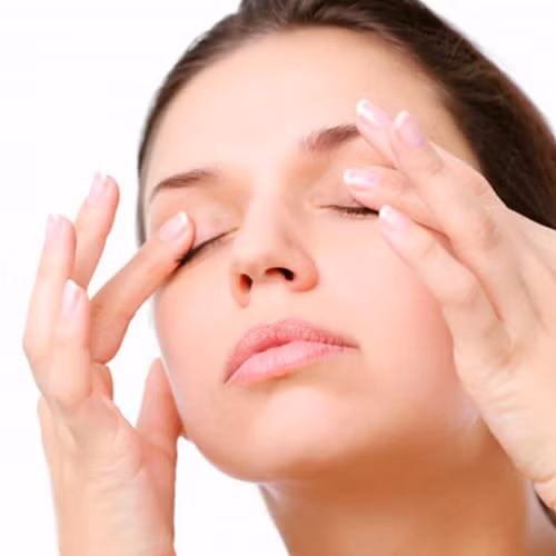 Nếu nó nằm ở mép môi bên phải thì sẽ có tin buồn từ phương xa. Nếu nó nằm ở mép môi bên trái thì em hoặc con sẽ lìa đời. (Thông tin trong bài chỉ mang tính tham khảo).