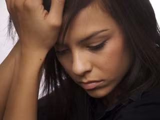 Nếu nó xuất hiện trên gò má bên phải thì đó là điềm báo bị tai nạn xe cộ, té từ trên cao xuống đất hay rớt xuống sông. Tuy không mất mạng nhưng cũng bị thương tật hoặc mất trí nhớ.