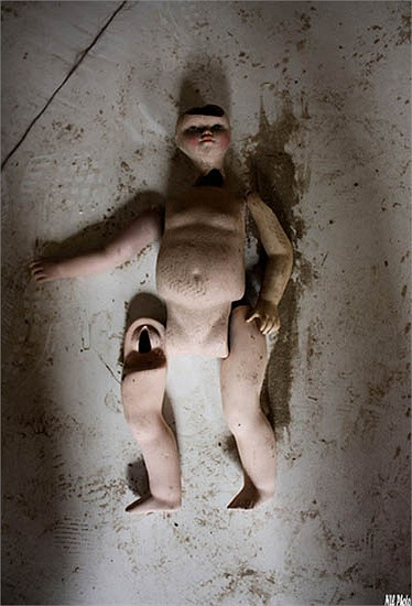 Không có ai đủ can đảm khám phá khu nhà máy bị bỏ hoang vào ban đêm khi nơi đây la liệt những con búp bê bị bỏ rơi.