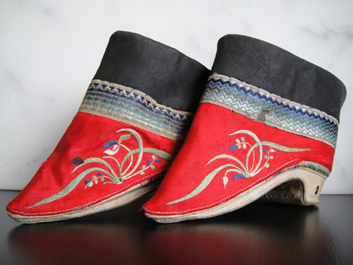 Giày của các tỉnh phía Nam, như Quảng Đông thường làm từ cotton hoặc lụa đen, đế bằng phẳng hơn. Đôi khi, người ta còn thấy cả giày bó chân bằng sắt hoặc gỗ, gây không ít đau đớn cho phụ nữ. Sau khi tục bó chân bị xóa bỏ, đôi giày truyền thống độc đáo này chỉ còn thấy được trong bảo tàng.