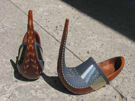 2. Giày cô dâu bằng gỗ - Pháp. Đôi giày cô dâu bằng gỗ này ra đời và được sử dụng phổ biến vào cuối thế kỷ 19. Quê hương của đôi giày này là thung lũng Bethmale, phía Nam thành phố Saint Girons ở quận Ariege. Đôi giày được sử dụng cho cô dâu này được làm từ gỗ, với phần mũi nhọn hoắt, hướng lên phía trên. Xưa kia, những chú rể sẽ trực tiếp làm những đôi giày này tặng vợ sắp cưới. Theo truyền thuyết, mũi giày càng nhọn, càng chứng tỏ tình yêu lớn mà anh ta dành cho vợ.