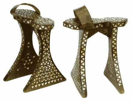 6. Kabkabs – Lebanon. Kabkabs là tên đôi giày truyền thống, được làm từ gỗ đính bạc, dành cho phụ nữ Trung Đông khi đi trên những con phố bùn đất. Những cô gái nhà giàu mới sở hữu giày kabkabs đính bằng ngọc, thêu đính da, lụa, nhung…Cái tên kabkabs bắt nguồn từ âm thanh mà đôi giày phát ra khi bước trên sàn đá cẩm thạch. Vào những dịp quan trọng, người ta còn đính cả bạc vào giày.