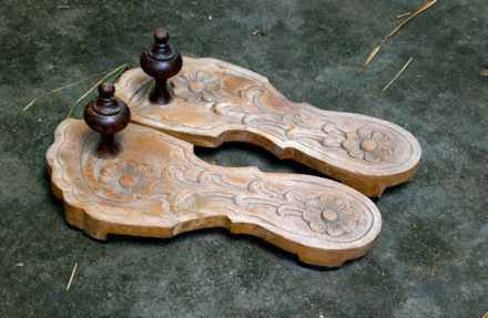 3. Padukas - Ấn Độ. Đôi xăng-đan ấn tượng này là loại giày đầu tiên ra đời ở Ấn Độ. Nó được làm từ bạc, gỗ, sắt hoặc ngà, với duy nhất một mấu nhô lên để quặp vào giữa ngón cái và ngón thứ hai.