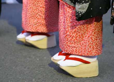 8. Okobo – Nhật Bản. Ra đời từ những năm 70 của thế kỷ trước, okobo là tên của loại guốc gỗ nổi tiếng ở Nhật. Thông thường, loại guốc này thường được cái maiko (geisha thực tập) đi. Đôi giày có đế cực cao này giúp họ tránh vấy bùn vào những bộ kimono đắt tiền mà họ mặc trên người. Okobo chỉ làm từ một khúc gỗ duy nhất.