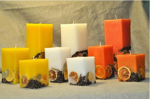 Sử dụng ánh sáng của nến: Sử dụng nến sáp sẽ mang lại cho căn phòng một không khí thân mật, ấm cúng. Những cây nến nên được đặt ở hướng Nam, Tây Nam hoặc hướng Bắc và khi được đốt cháy sẽ là nguồn cung cấp năng lượng rất tốt.