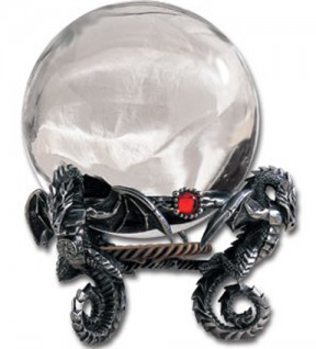 Sử dụng pha lê: Những đồ vật trang trí bằng pha lê lý tưởng trong phong thủy là những quả cầu, những khối pha lê đa diện được treo bằng dây treo. Bạn nên treo chúng ở cửa sổ nơi mà chúng có thể dễ dàng đón nhận ánh sáng và đưa ánh sáng tự nhiên, năng lượng của những tia nắng vào nhà. Mỗi phòng chì nên treo một quả cầu pha lê ở hướng Tây, Tây Bắc, Bắc, Nam, hoặc Đông Nam.